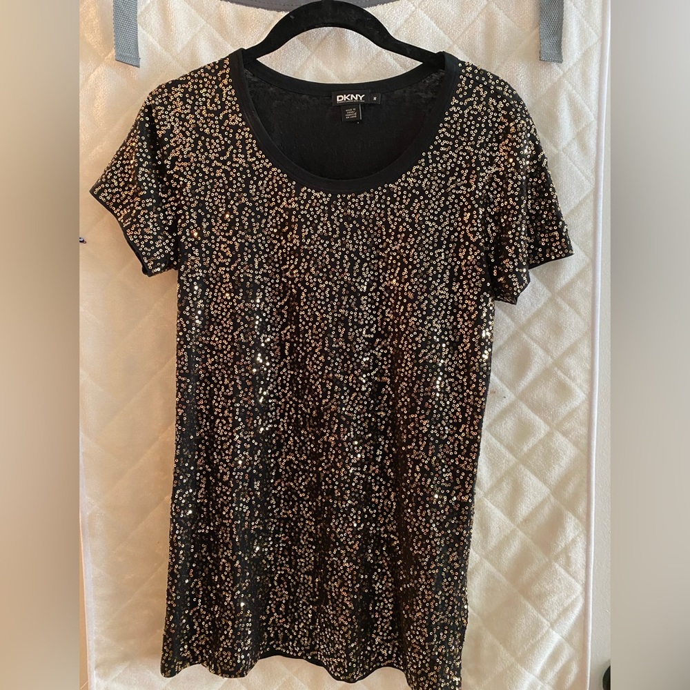 DKNY sequence T-shirt. Size medium